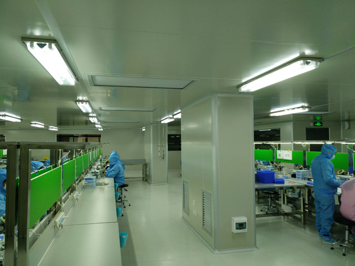 精密電子潔凈車間員工穿戴藍色潔凈服在工作 精密電子潔凈車間員工穿戴藍色潔凈服在工作