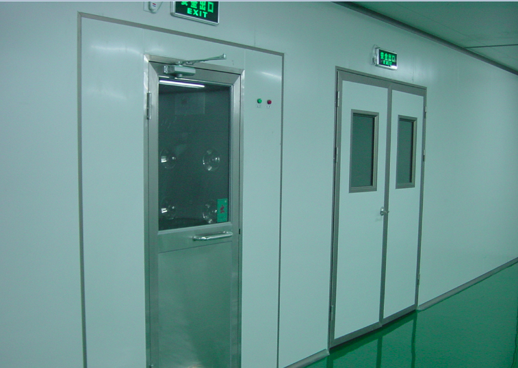 現場制作的夾芯板密封門安裝圖片